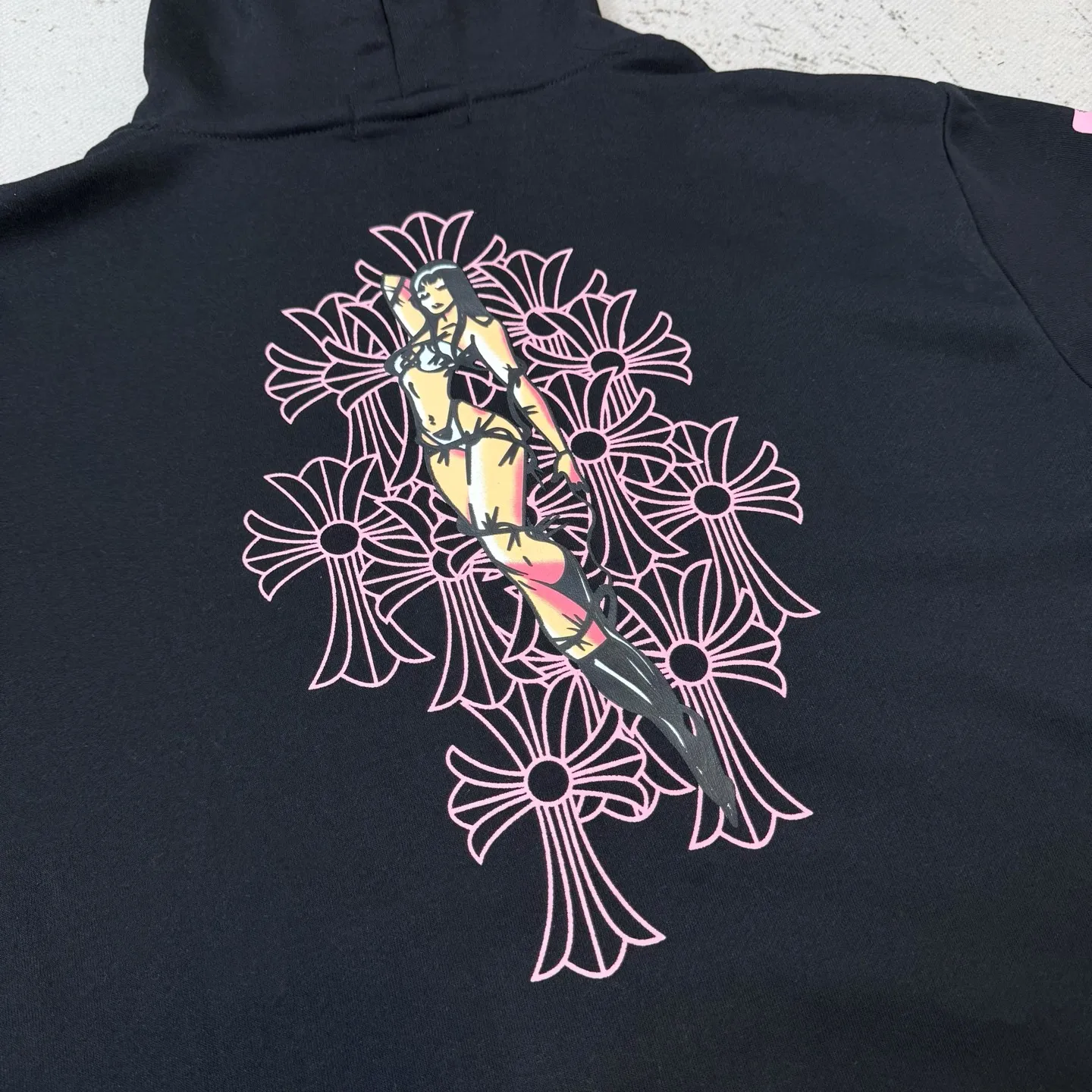 P280 ChromeHearts Miami Limited Comic Girl Hooded Sweatshirt, the same style as ChromeHearts counters. Made of 430g double-ply double-yarn pure cotton terry fabric. Original customization. Details are restored in place. Very textured on the handle. Three-dimensional and atmospheric. Versatile and easy to wear in autumn. Simple and elegant. The upper body effect is very good with os version. Suitable for all body types. Soft and comfortable. CH letter offset printing on the front panel ➕Girl joint horseshoe Sanskrit offset printing on the back panel. Small mark on the hem. Machine washable. No fading, no deformation, complete accessories, original mold opening, perfect restoration of zp 2:1, same style for men and women, versatile and easy to match, size s m l xl color black